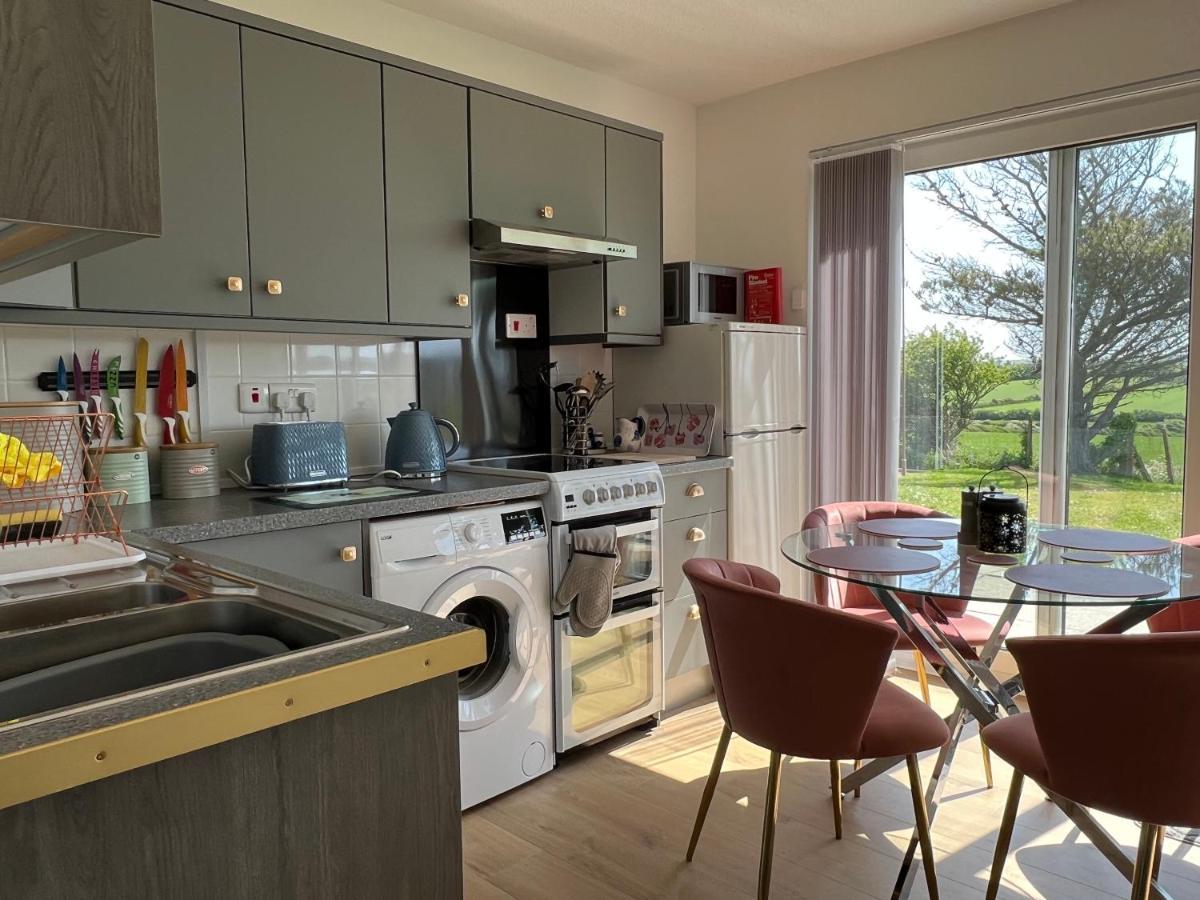 Valley View Self-Catering Coastal Bungalow In Rural West Wight Freshwater Kültér fotó
