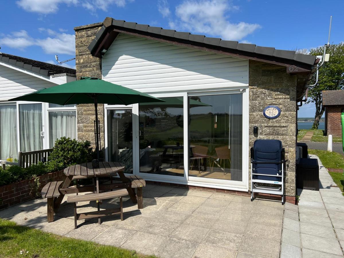 Valley View Self-Catering Coastal Bungalow In Rural West Wight Freshwater Kültér fotó